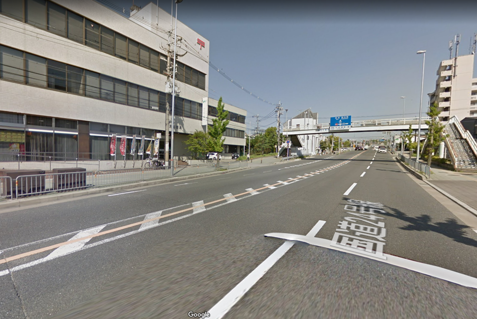 「伏見郵便局」前