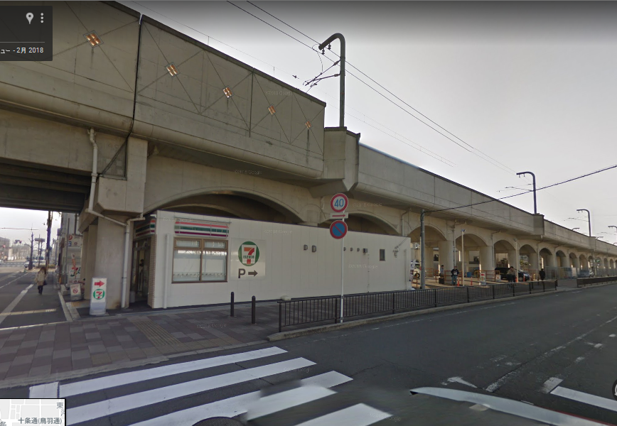 セブンイレブン近鉄十条駅前店南入口付近