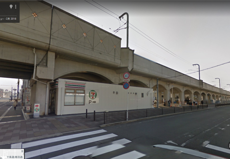 セブンイレブン近鉄十条駅前店南入口付近