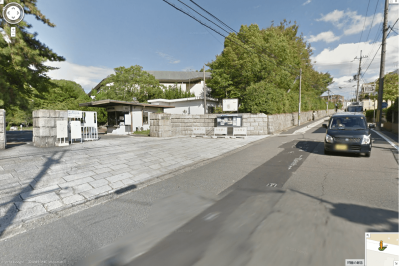 藤森学舎正門前