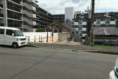 (有)マオ電工」東側